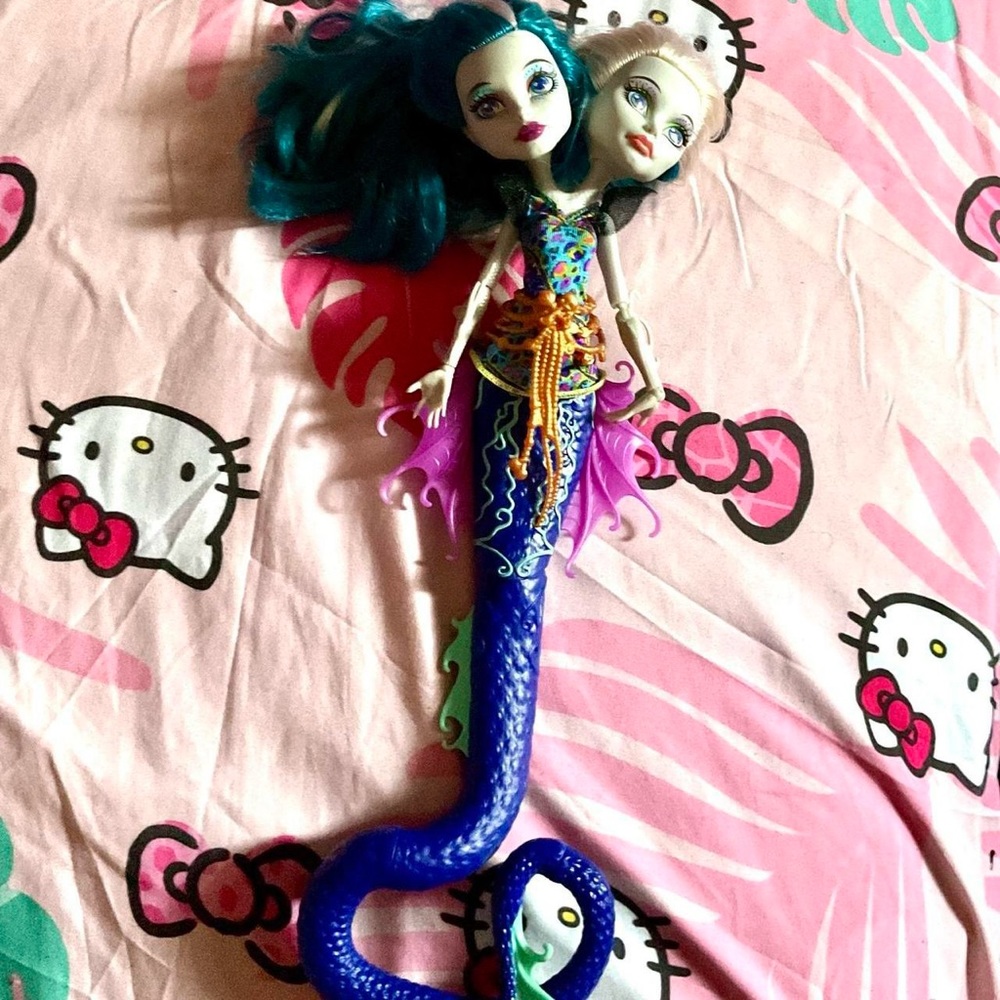 monster high g1 great scarier reef twin doll’s gently used condition